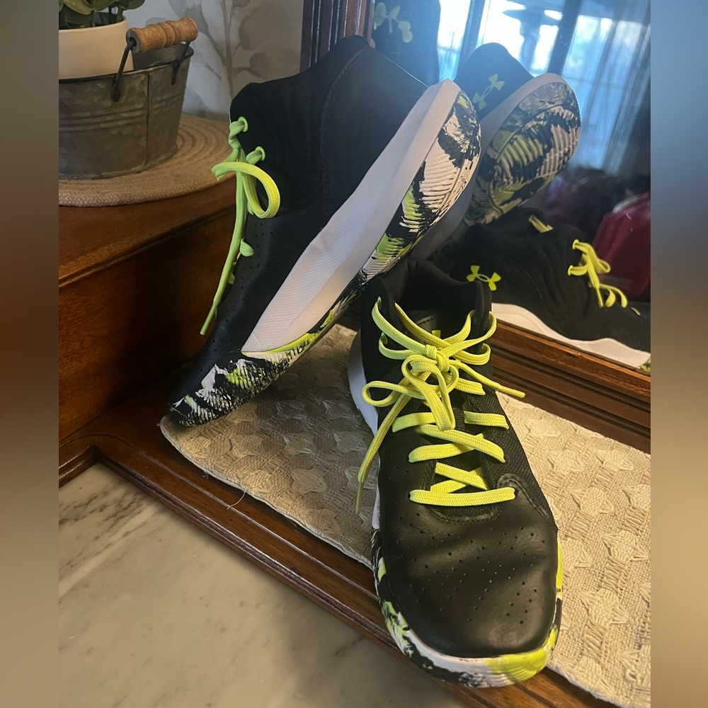 UNDER ARMOUR Classic Jet '21 PS Athletic Basketball Sneakers Black Lime Boy's 7Y